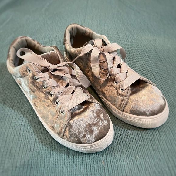 Qupid Shoes - New silver gray velvet ribbon laces sneakers